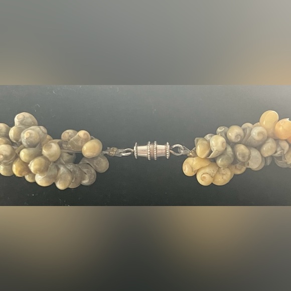 GORGEOUS SHELL TWISTED NECKLACE AND MATCHING DANGLE EARRINGS SET - Picture 4 of 4